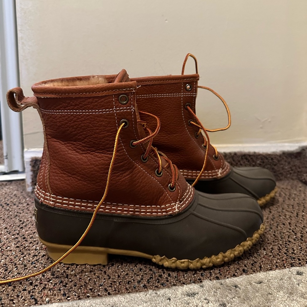 L.L.Bean women’s bean boots, 8” shearling-lined insulated. Perfect condition.